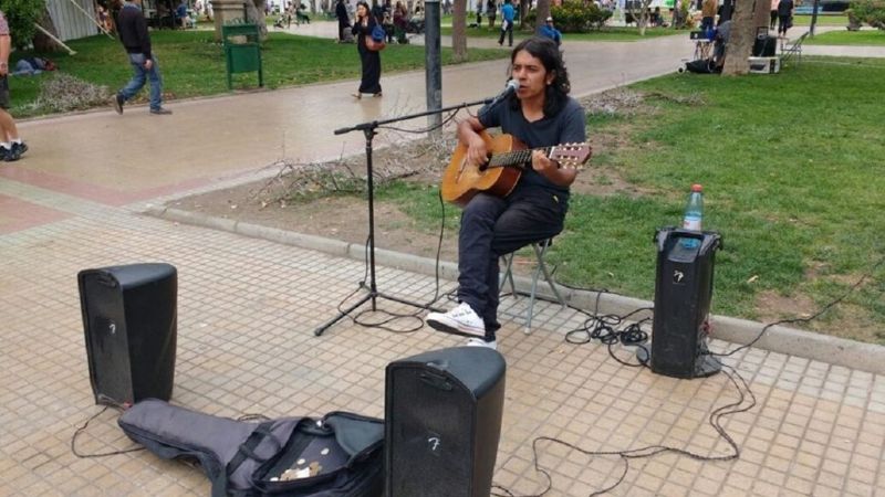 Un artista callejero recibió 100 dólares de propina y, ¿qué hizo?