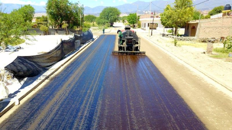 Comenzó la pavimentación alrededor de la plaza Las Américas