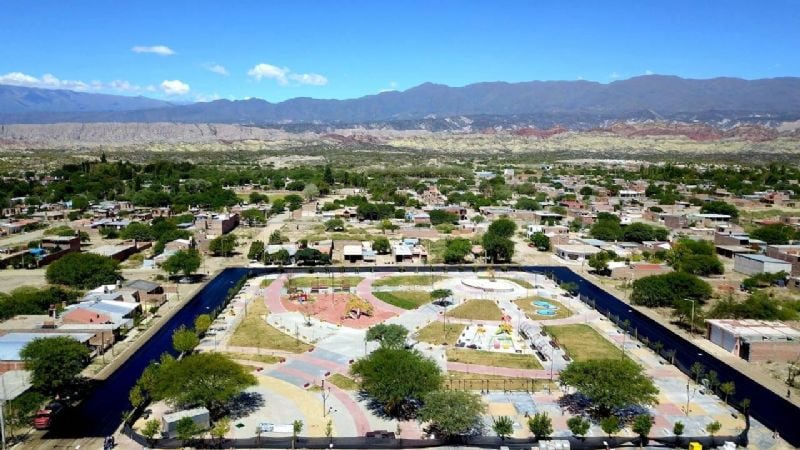 Comenzó la pavimentación alrededor de la plaza Las Américas