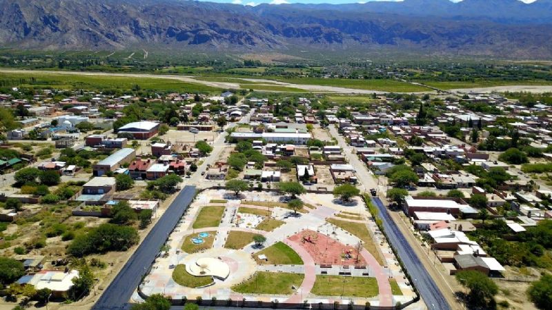 Comenzó la pavimentación alrededor de la plaza Las Américas