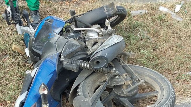 Perdió el control de la moto y cayó a la calzada