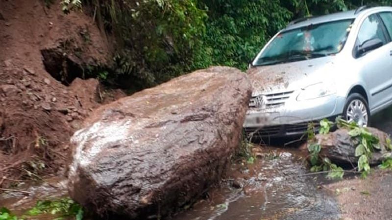 Impresionante roca cayó sobre un auto en la ruta a Tafí del Valle