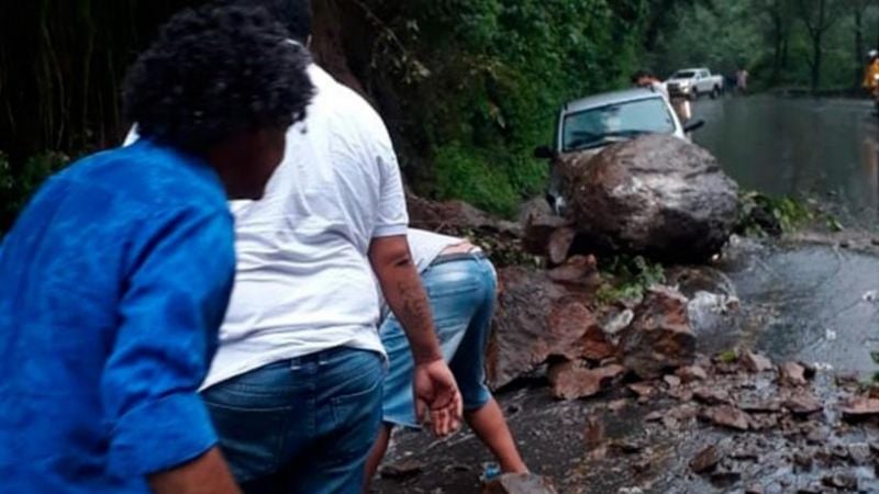 Impresionante roca cayó sobre un auto en la ruta a Tafí del Valle