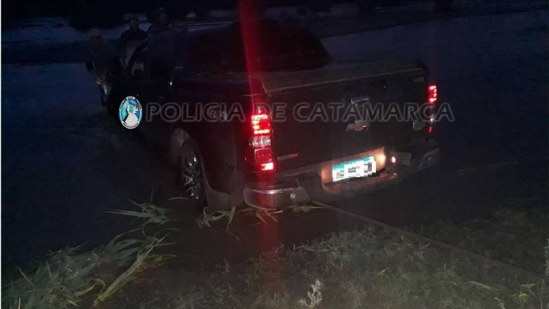 Rescatan una camioneta varada en el Río Santa Cruz