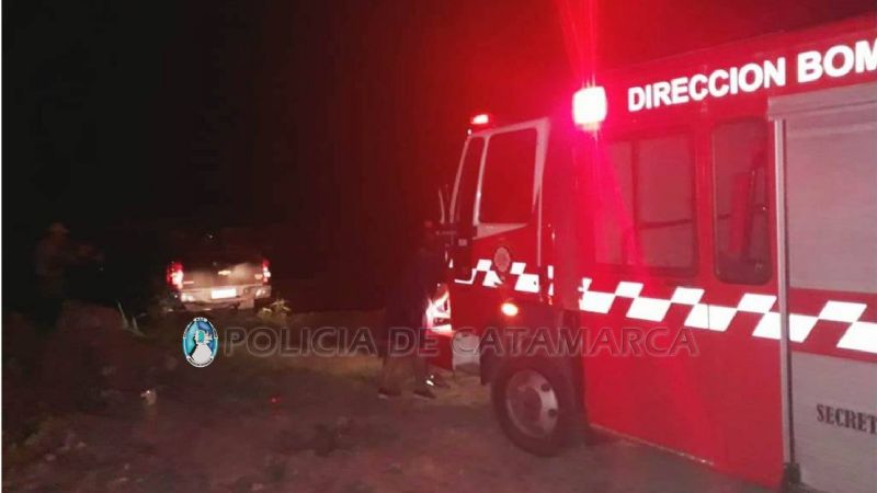 Rescatan una camioneta varada en el Río Santa Cruz