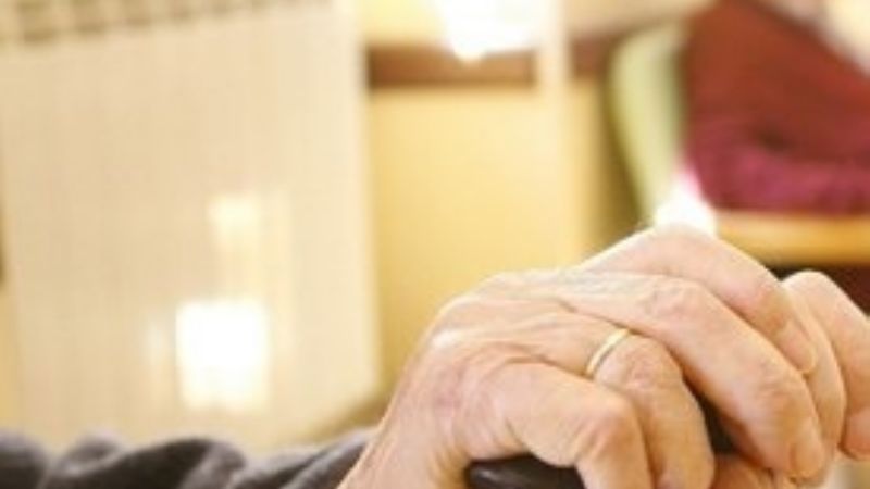 Una mujer discutió con su abuelo y rompió la casa