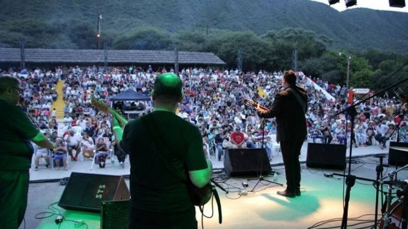 El Rodeo Grande, con doma y folklore en variedad