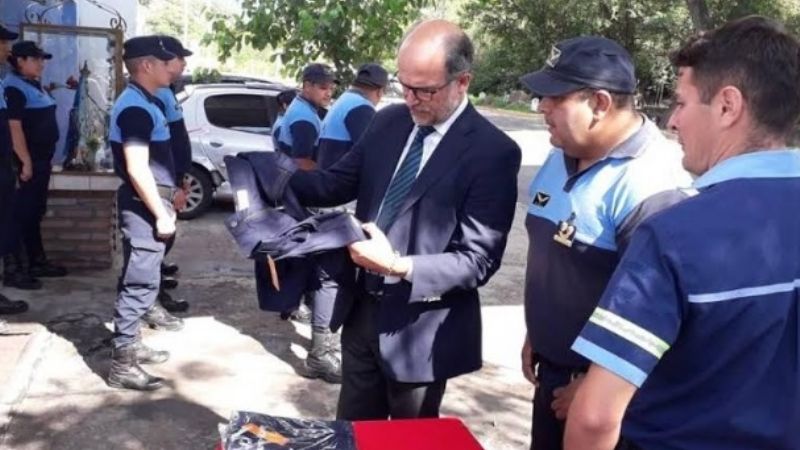 Entregan cascos e indumentaria a policías