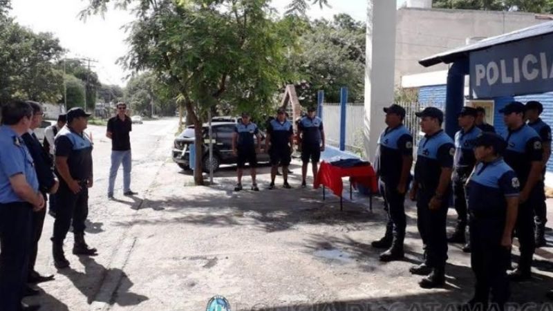 Entregan cascos e indumentaria a policías