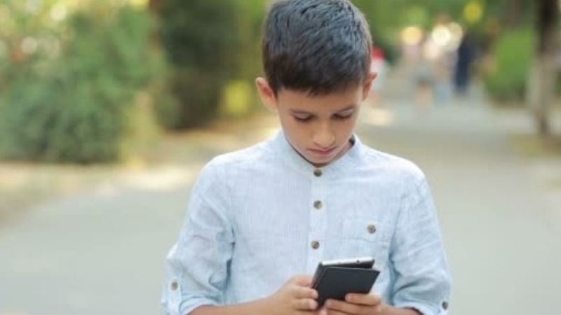 Nene caminaba con el celular y dos sujetos se lo arrebataron