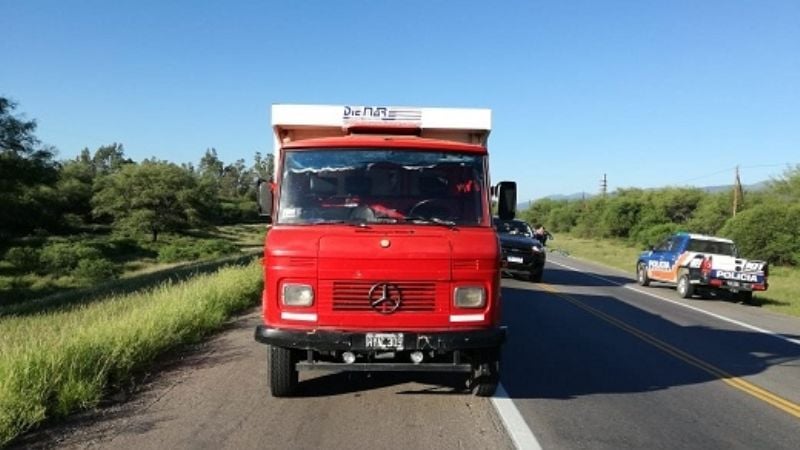Se le cayeron dos palets con bidones de agua
