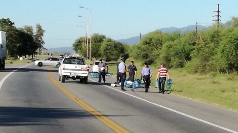 Se le cayeron dos palets con bidones de agua