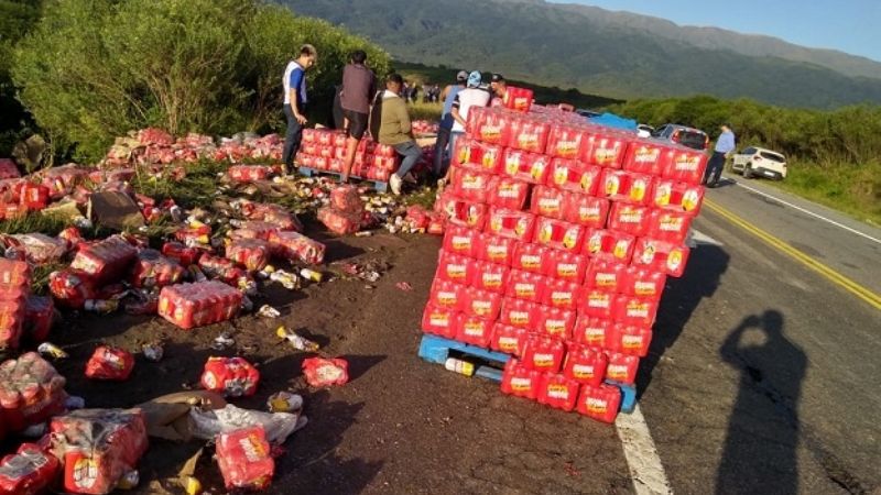 Volcó un camión cargado de cervezas en El Totoral