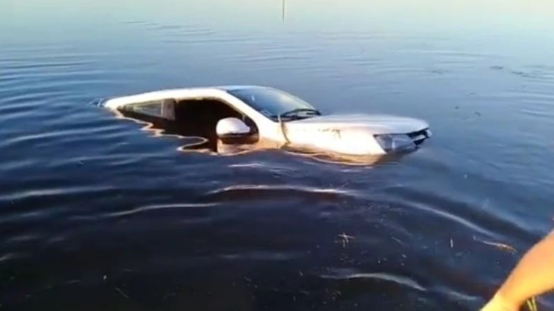Intendente de Chaco se le hundió la camioneta en el agua y salvó su vida de milagro