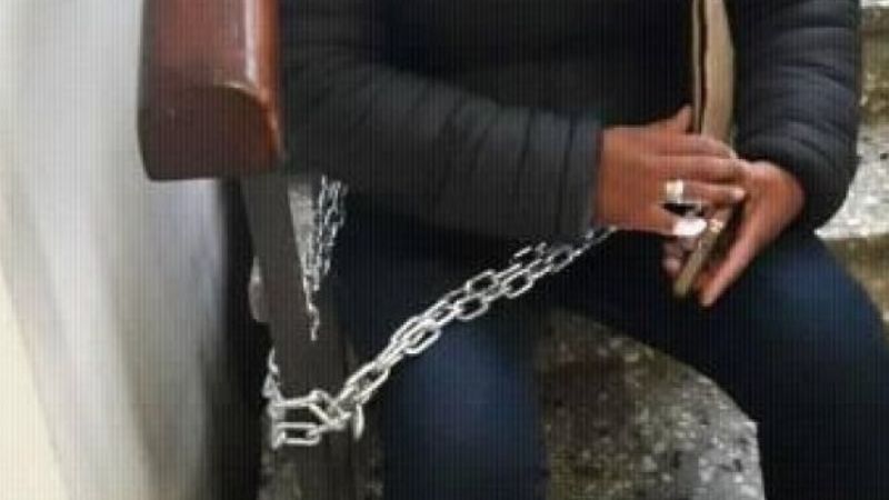 Se encadenó para pedir ayuda para su merendero