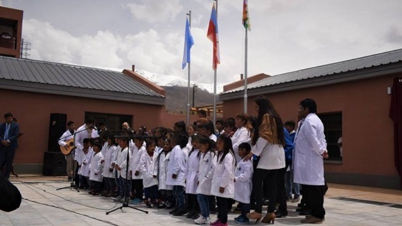 En un imponente paisaje quedó inaugurada la escuela de Laguna Blanca