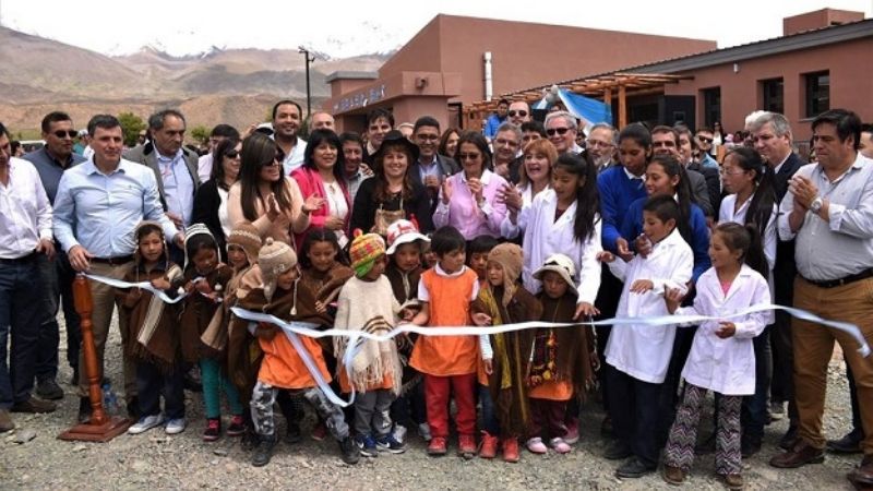 En un imponente paisaje quedó inaugurada la escuela de Laguna Blanca
