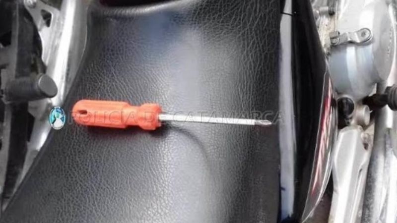 Circulaban en la moto sin papeles y sin documentación