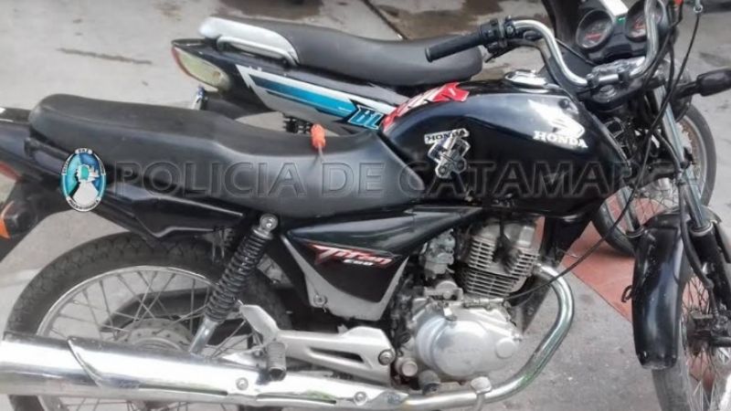 Circulaban en la moto sin papeles y sin documentación