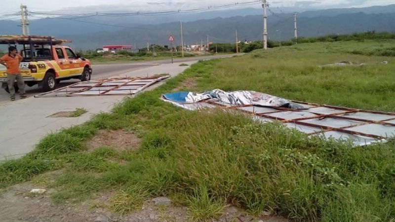 Retiran cartel publicitario a punto de caer