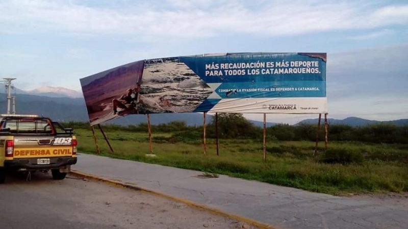 Retiran cartel publicitario a punto de caer