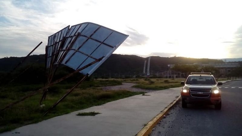 Retiran cartel publicitario a punto de caer