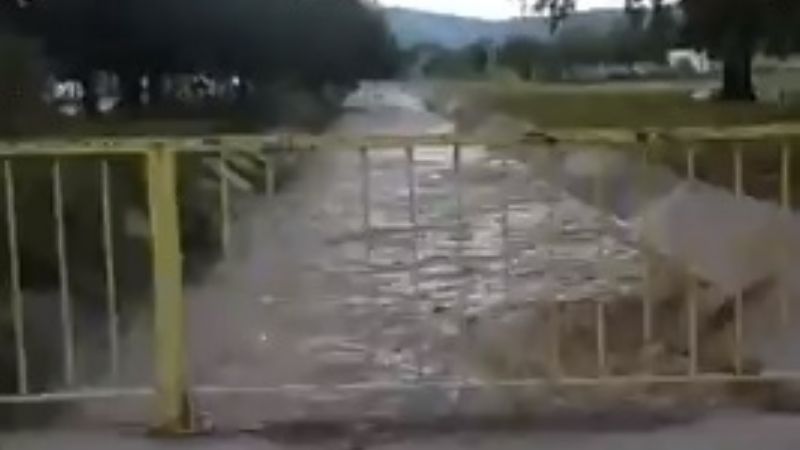 Torrencial lluvia y feroz granizada en la Capital