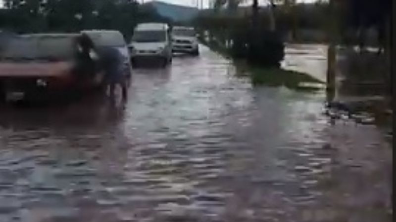 Torrencial lluvia y feroz granizada en la Capital