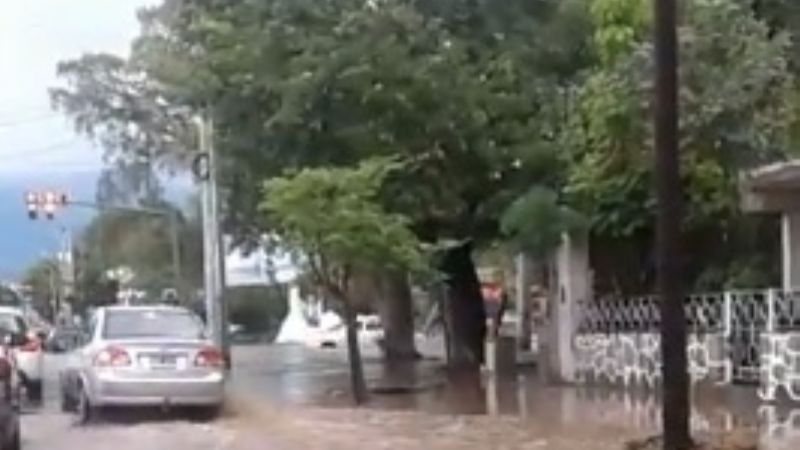 Torrencial lluvia y feroz granizada en la Capital