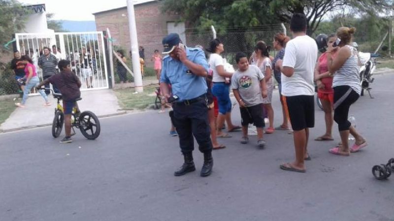 Vecinos protestan por falta de agua