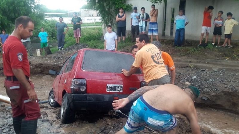 Calle se transformó en río y se llevó un auto