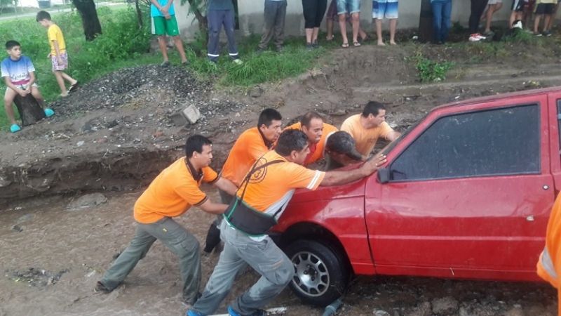 Calle se transformó en río y se llevó un auto