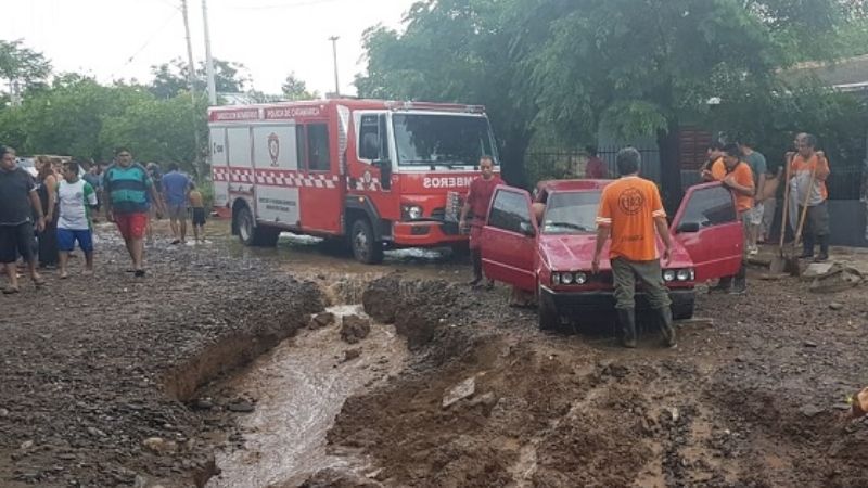 Calle se transformó en río y se llevó un auto