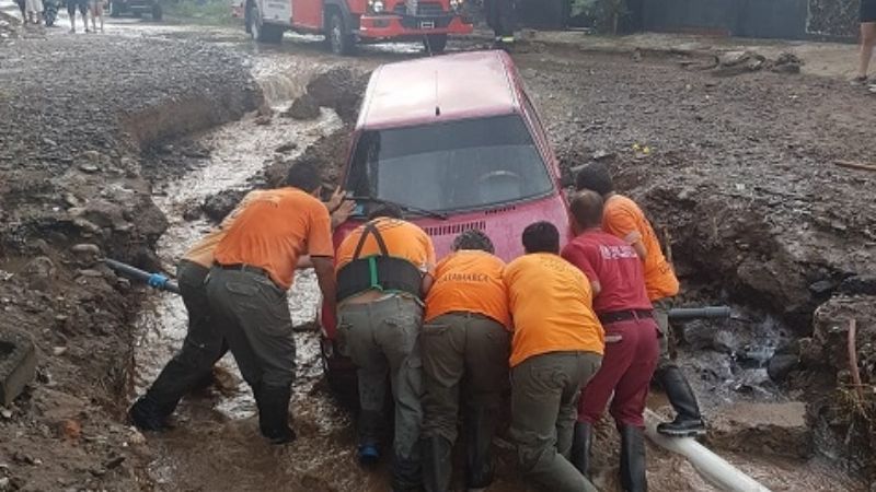 Calle se transformó en río y se llevó un auto