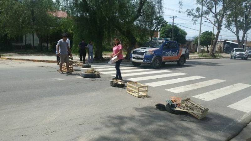 Vecinos de Parque Norte cortan calle