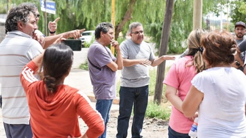 Jalil recorrió barrios afectados por el temporal