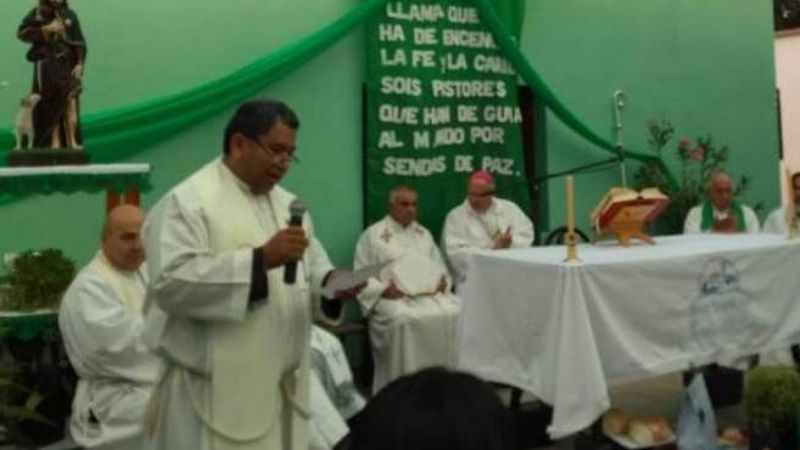 En Puerta de Corral Quemado, recibieron al nuevo párroco