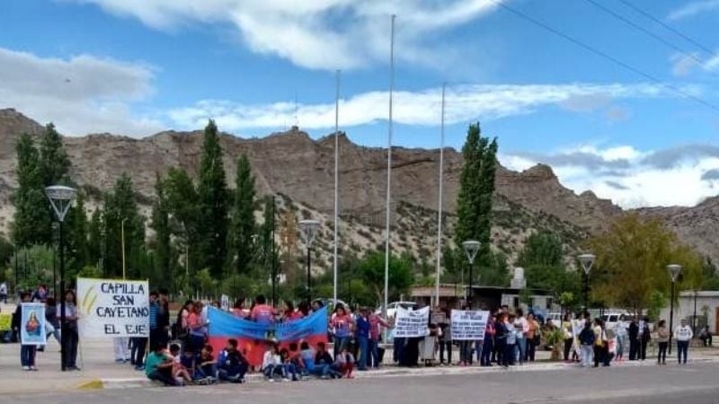 En Puerta de Corral Quemado, recibieron al nuevo párroco