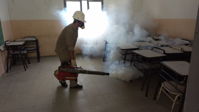 Fumigaciones en 13 escuelas de Icaño, La Paz