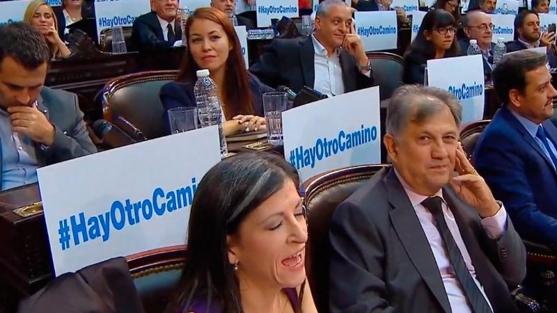 El cartel que recibió a Macri en el Congreso: "#HayOtroCamino"