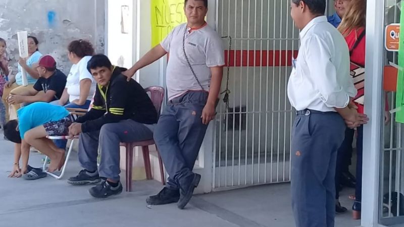 Despedidos de Cordiez se encadenaron frente al supermercado
