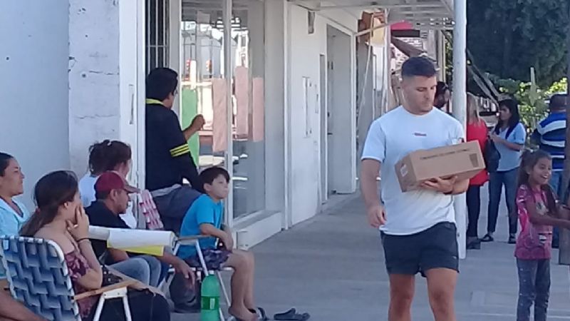 Despedidos de Cordiez se encadenaron frente al supermercado