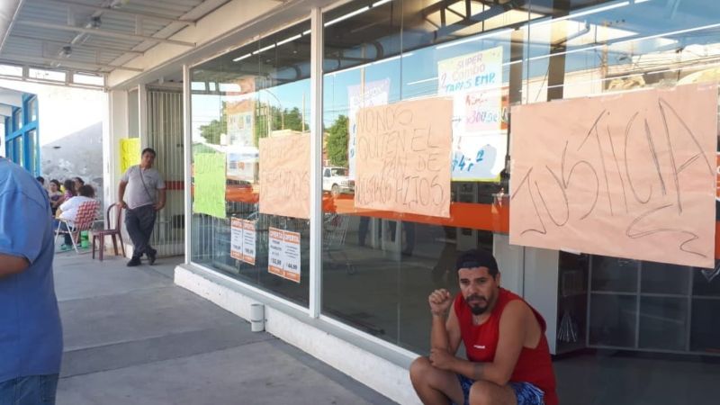 Despedidos de Cordiez se encadenaron frente al supermercado
