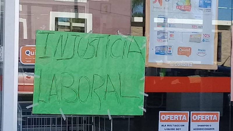 Despedidos de Cordiez se encadenaron frente al supermercado