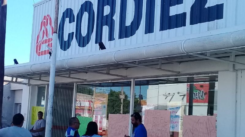 Despedidos de Cordiez se encadenaron frente al supermercado