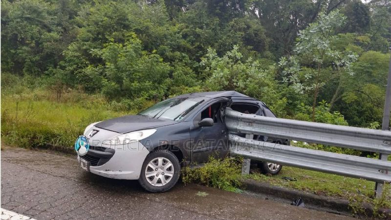 Auto chocó contra el guardarrail en la cuesta El Totoral