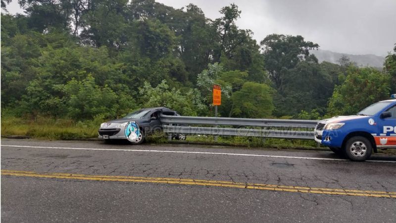 Auto chocó contra el guardarrail en la cuesta El Totoral