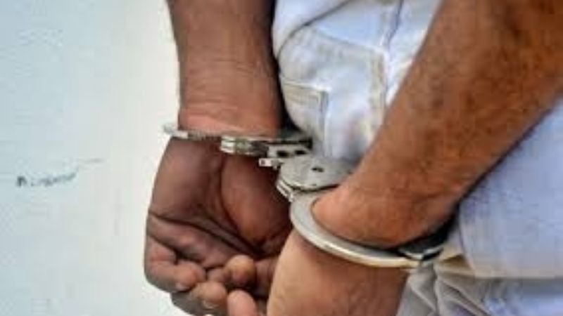 Detienen a un hombre que intentó ingresar por la fuerza a su casa a una menor