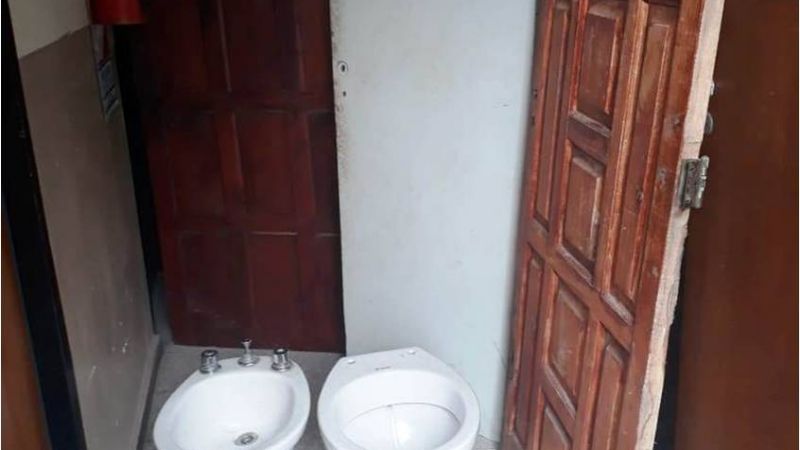 Recuperan sanitarios y puertas robadas en una vivienda