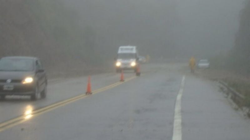 Previenen por lluvia y niebla en la Cuesta del Totoral